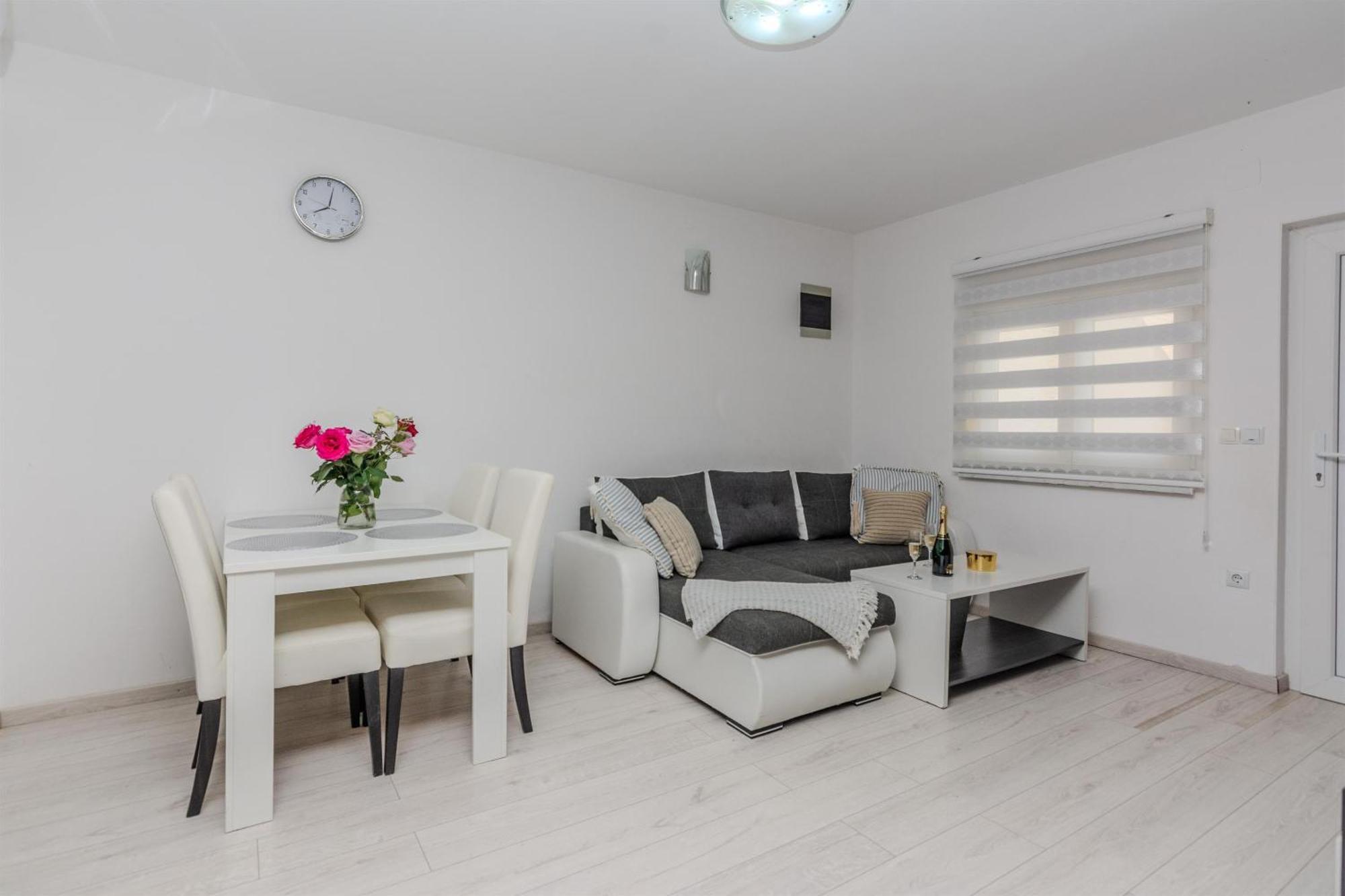 Apartments Lucica Вир Екстериор снимка